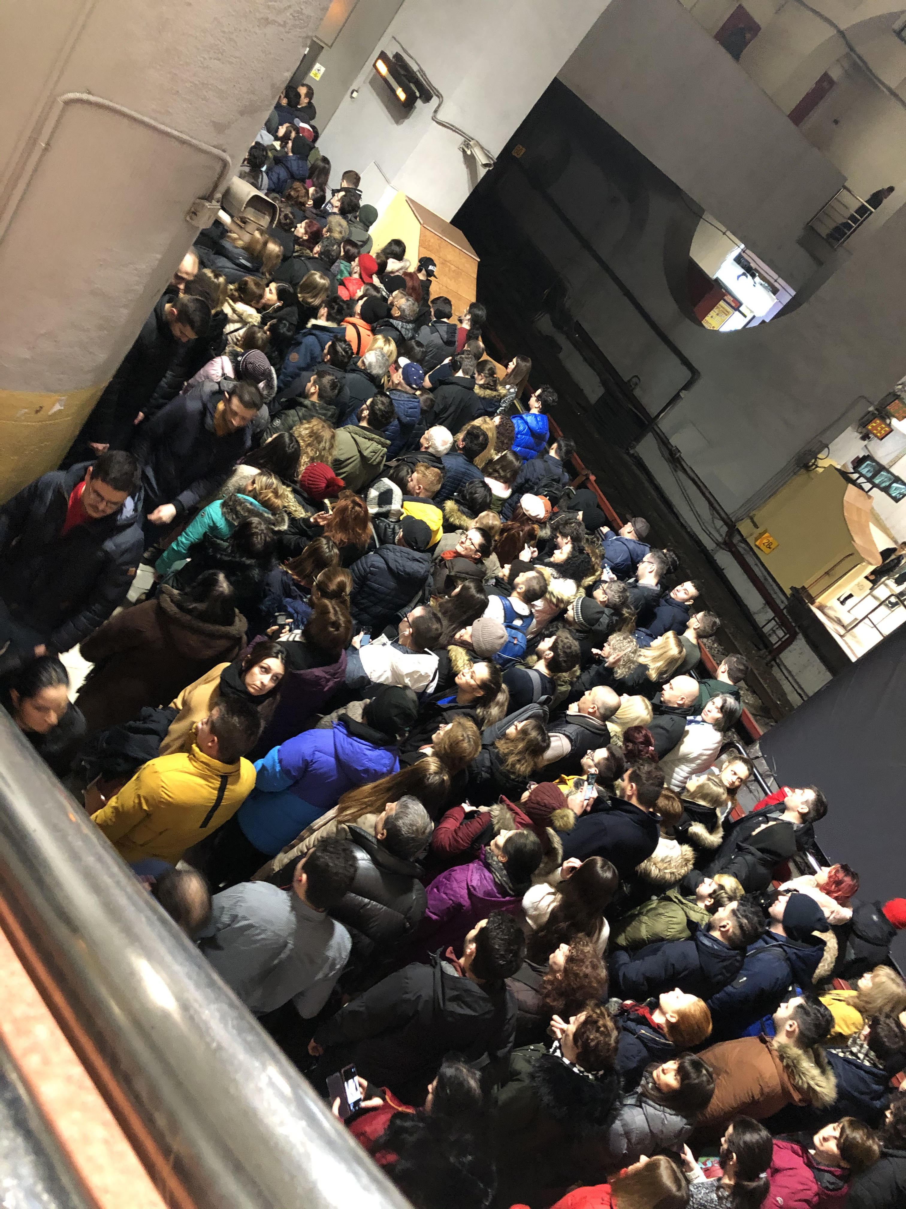 IMAGINI ȘOC | Înghesuială incredibilă la metrou, luni dimineață