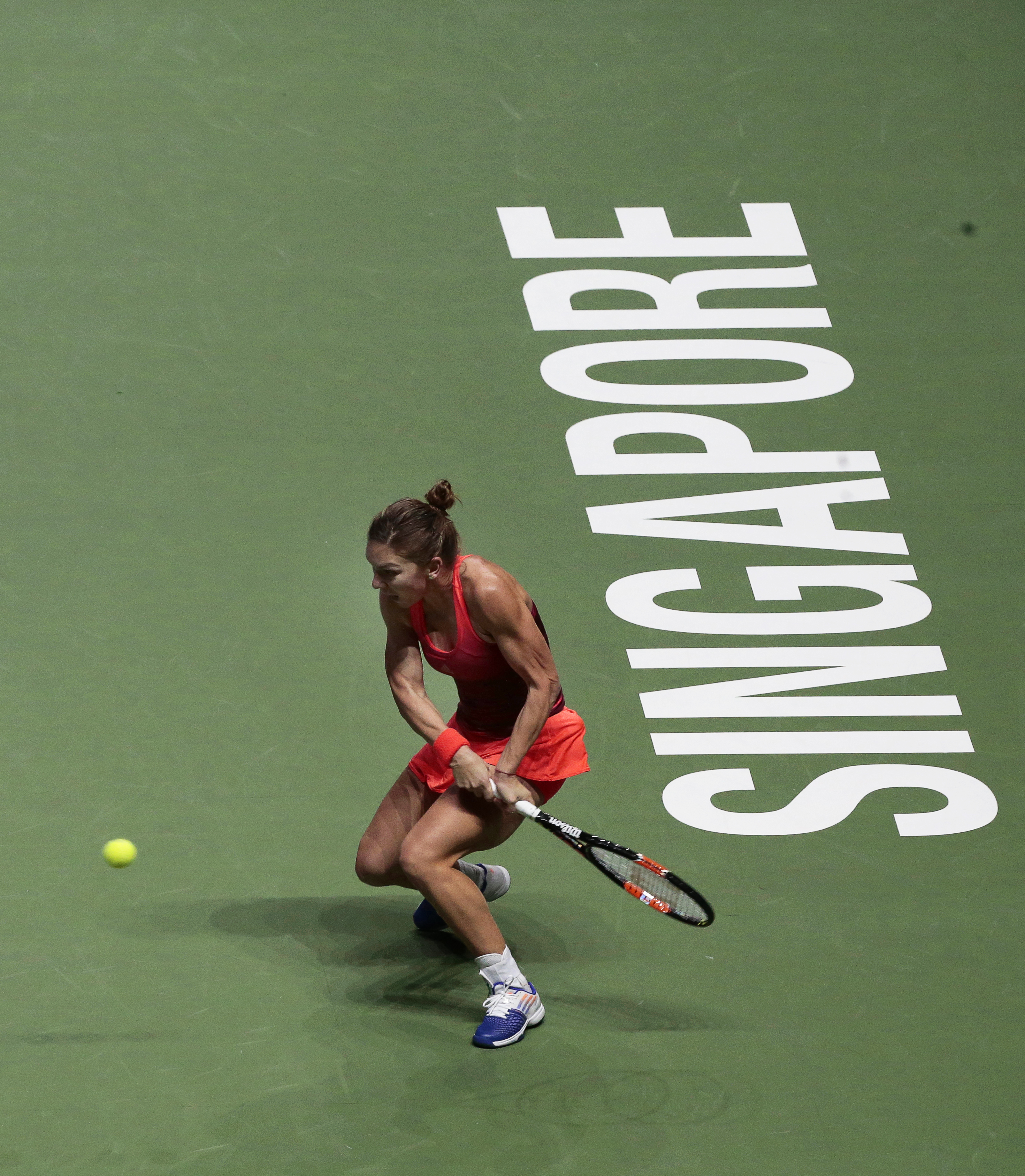 TURNEUL CAMPIOANELOR. Simona Halep, învinsă a șasea oară (din 6!) de Maria Șarapova! Pe româncă n-a ajutat-o nici măcar antrenorul Darren Cahill! Ar fi putut fi a 50-a victorie pentru numărul 2 WTA în 2015! Partida din Grupa Roșie a avut schimburi spectaculoase, în mare viteză! Calificarea în semifinale, în pericol! BLOG&VIDEO&FOTO