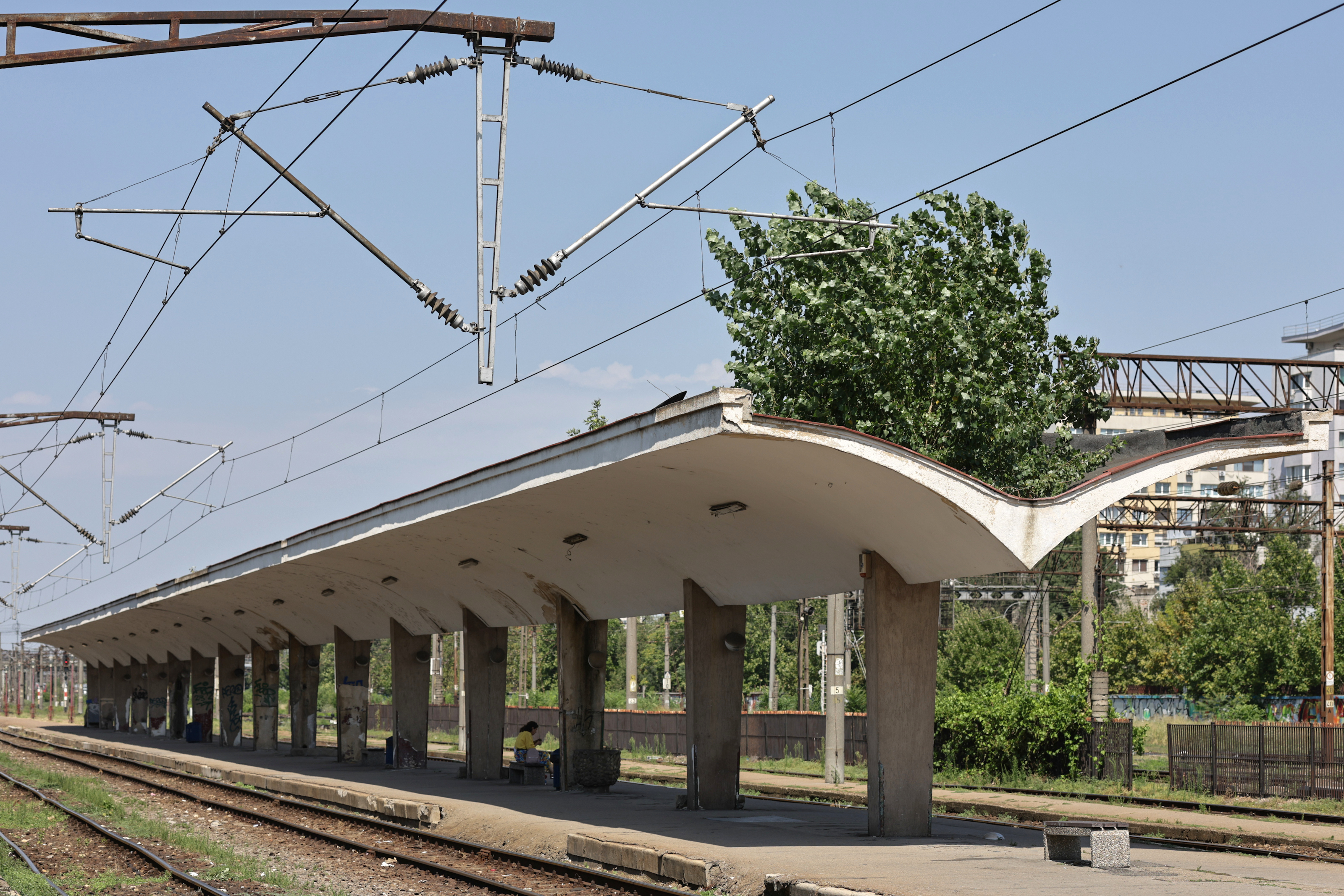 „Doar pentru tine, Amore”. O manea, un fotoliu părăsit și un ceas blocat, locul abandonat din București