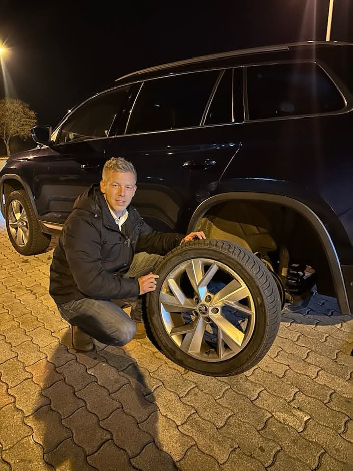Cum și-a construit Peter Magyar, pas cu pas, imaginea de om de casă, sportiv și mezelar pentru familie cu care l-a bătut pe Viktor Orban