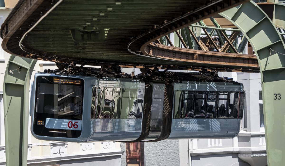 Cel mai vechi tren suspendat din lume are 125 de ani și transportă zilnic 80.000 de oameni peste un oraș din Germania. Un elefant a căzut din el și a supraviețuit