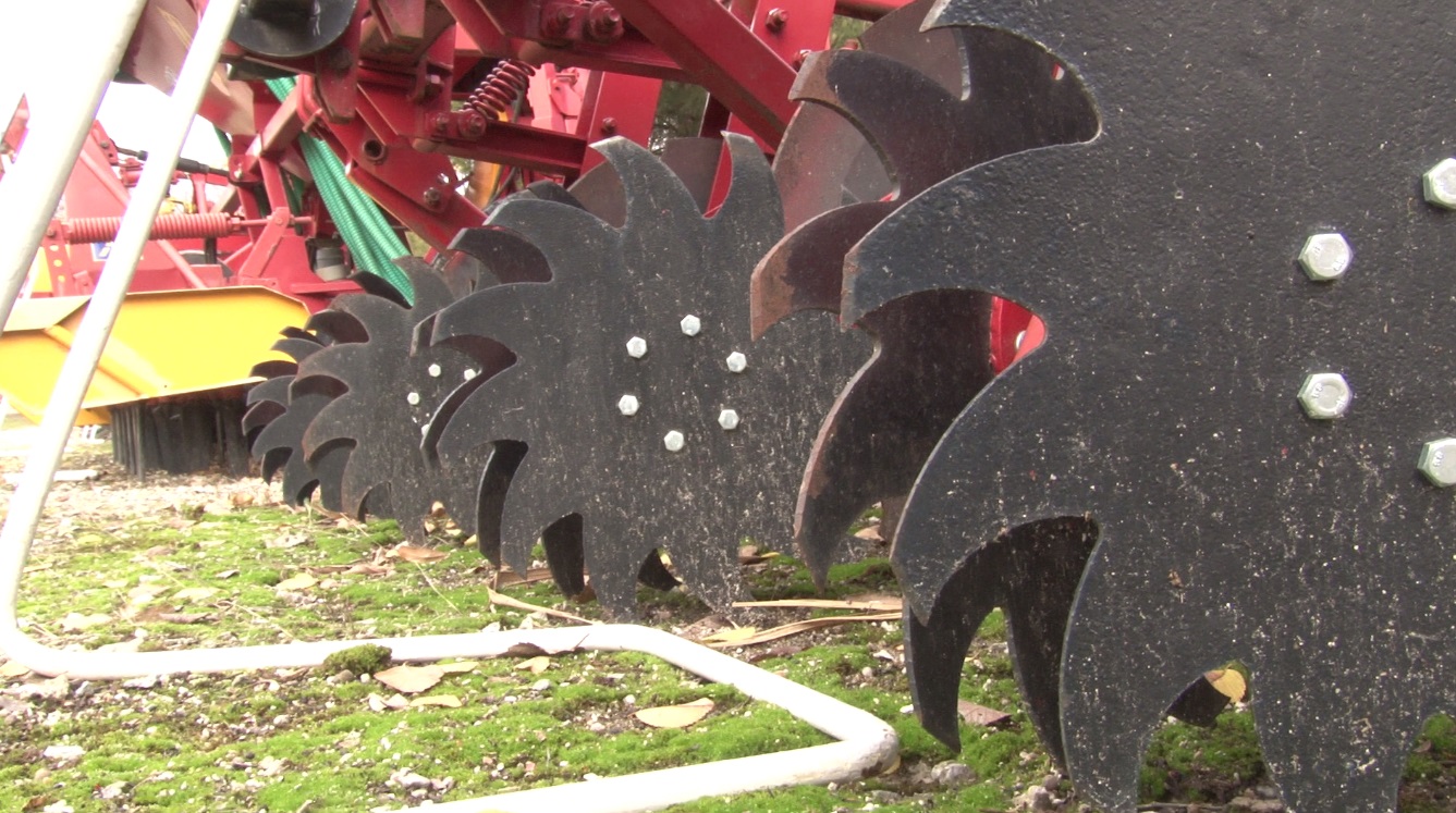 VIDEO/ Invenție românească. Tractorul care omoară buruienile cu apă chioară