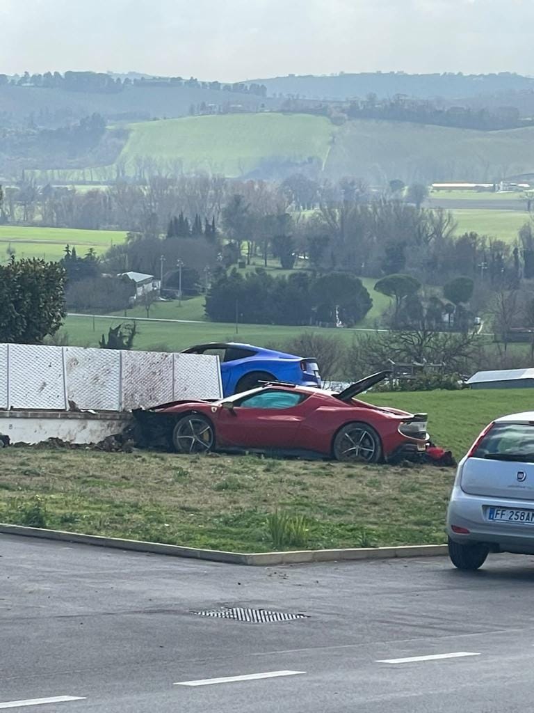 Două Ferrari care se întreceau pe un drum de țară din Italia au ratat o curbă și au zburat în gardul unei vile, apoi unul a luat foc | VIDEO
