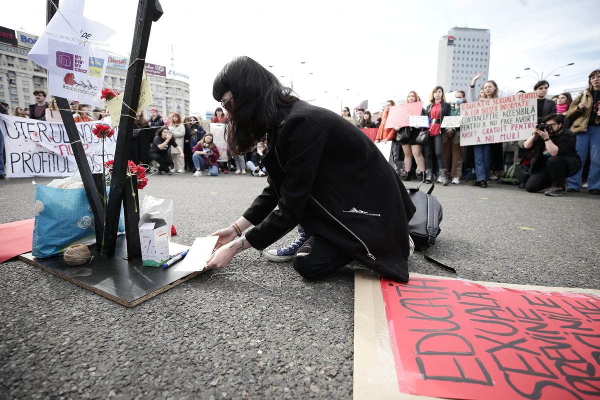 Protest de 8 martie în Piața Victoriei pentru drepturile reproductive ale femeilor. „Uterul nostru nu e profitul vostru!”