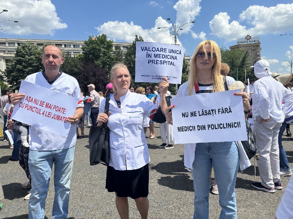 Protest al medicilor din cadrul ambulatoriilor de specialitate în fața Guvernului. Ce nemulțumiri au