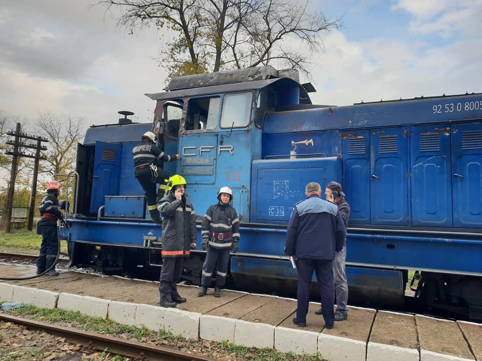 Locomotiva unui tren a luat foc în mers, în județul Satu Mare. Aproape 200 de călători erau în vagoane