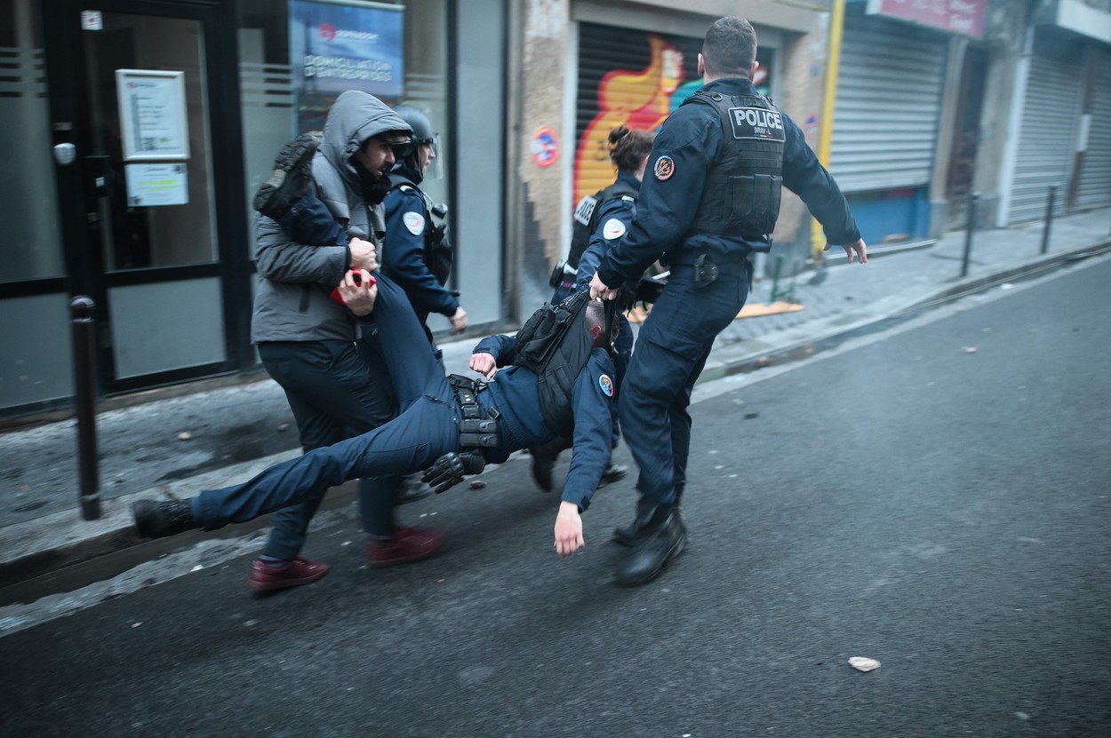 Confruntări violente la Paris între manifestanții kurzi și forțele de ordine, după atacul armat soldat cu 3 morți