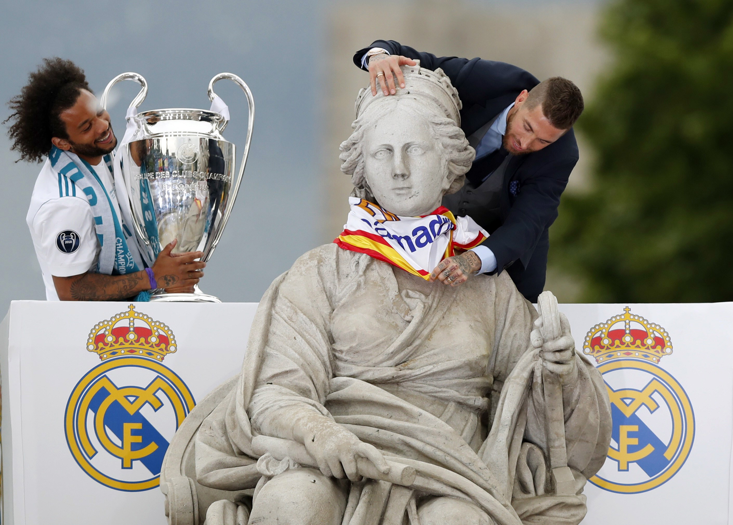 Nebunie la Madrid la întoarcerea campionilor de la Real. Ce le-a transmis Ronaldo fanilor | VIDEO&FOTO