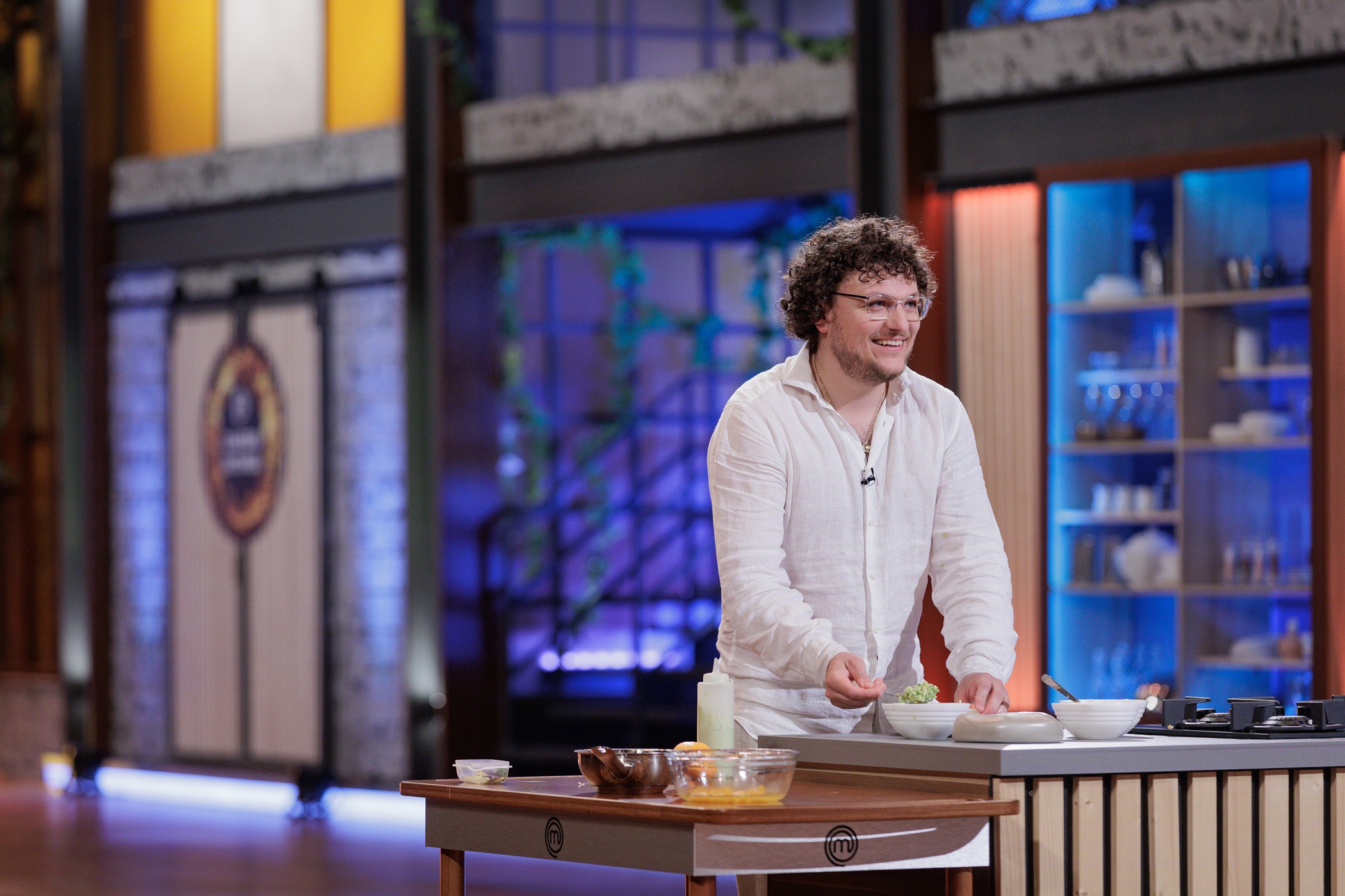 Moment neașteptat la MasterChef 2025. Câinele unui concurent va da verdictul înaintea chefilor: „Nu mai gustăm! Dacă mâncarea ta nu o mănâncă nici câinii…”