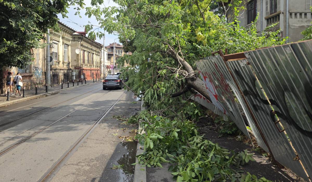 Dezastru după furtuni: București este sub ape iar aproape 30.000 de oameni din 65 de localități sunt fără curent. Pompieri din 9 județe vin în ajutor