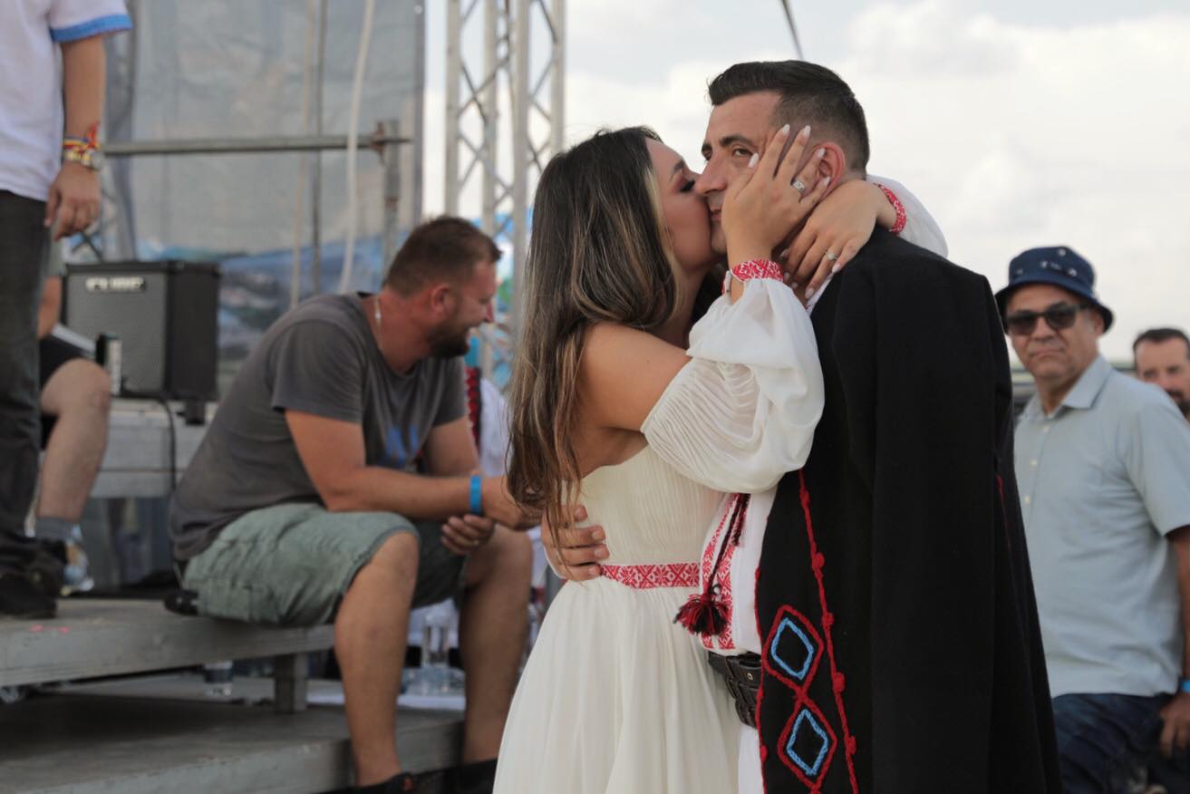 O mireasă și două nunți. Cum a petrecut poporul în vale, iar ceilalți invitați, în deal, la căsătoria „domnului AUR”, George Simion