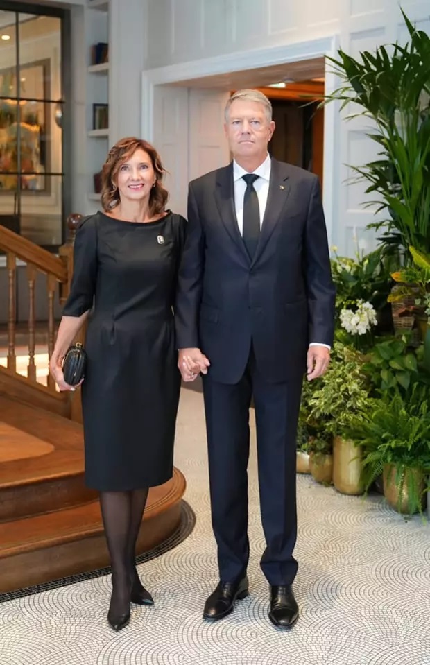 Oana Roman a comentat ultima apariție a lui Carmen Iohannis: „Îți pui geantă de zece mii de euro și în cap o clemă de plastic”