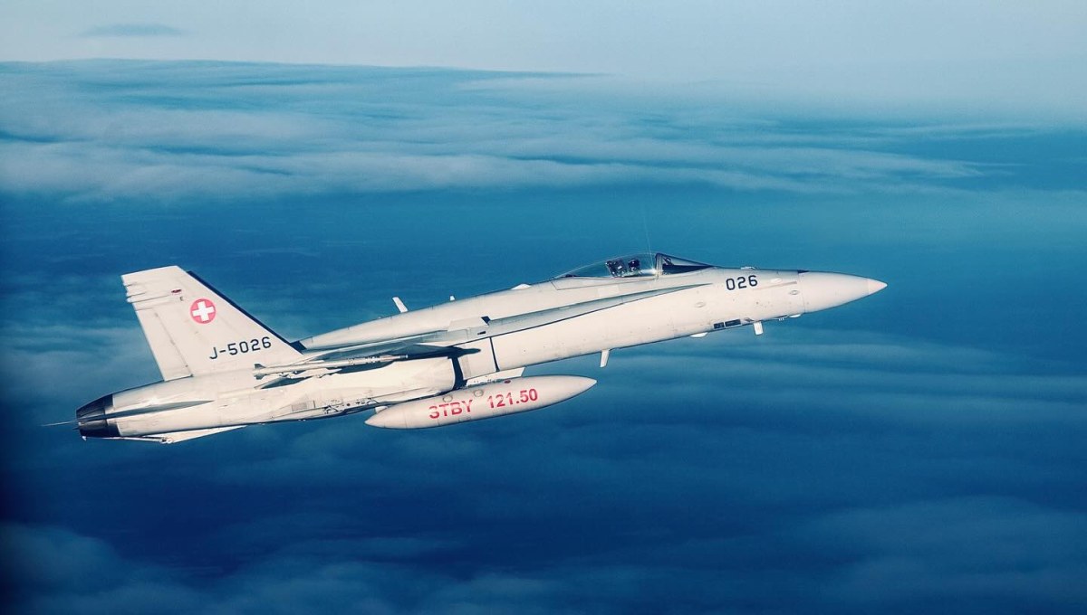 Nicușor Dan a ajuns în România cu avionul Spartan după ce a fost blocat la Paris. A fost escortat de două avioane F-18 în Elveția