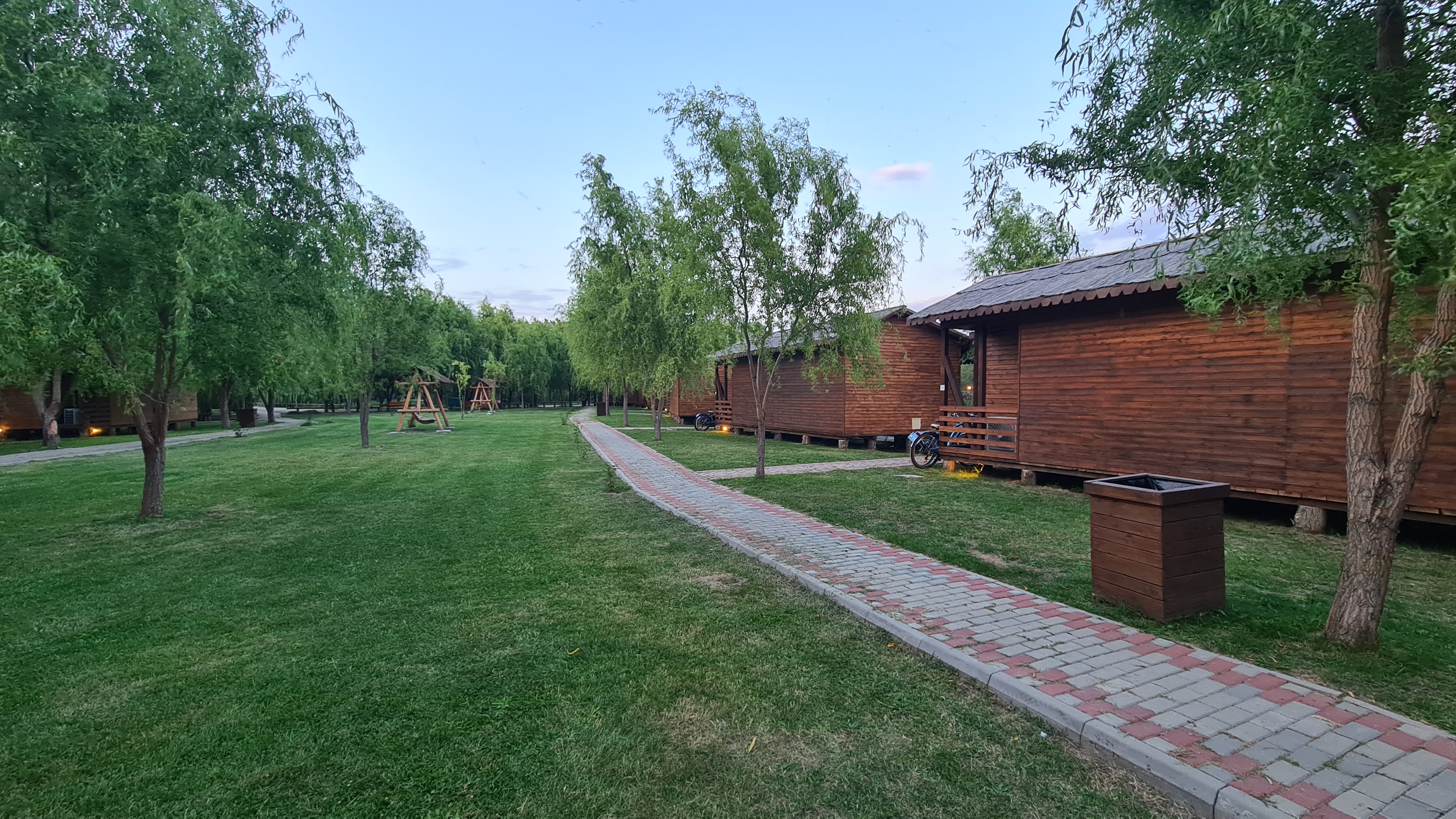 „Delta Dunării” de pe Siret. Satul de vacanță de 82 de hectare, cu zoo, pescuit sportiv și kilometri de canale unde te poți plimba cu barca