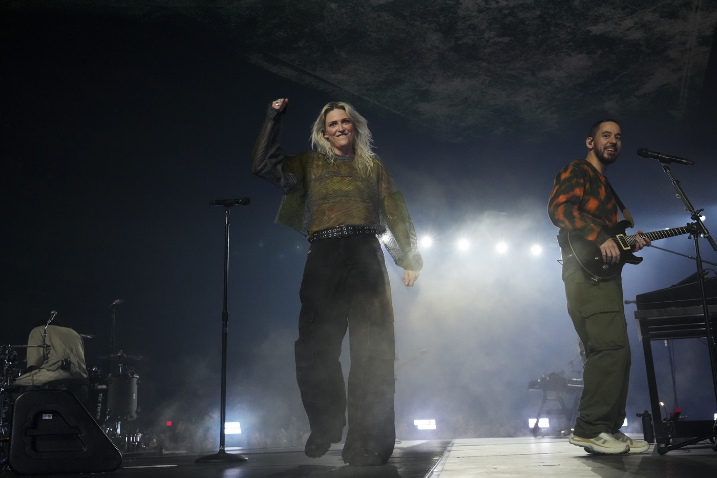 Trupa Linkin Park s-a reunit la 7 ani de la moartea lui Chester Bennington. Cine e Emily Armstrong, noua co-vocalistă a formației