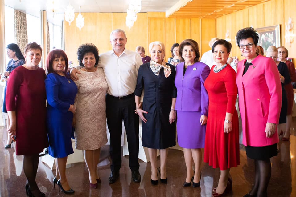FOTO | Liviu Dragnea şi iubita sa, Irina Tănase, alături de femeile din PSD, de 8 martie. Petrecerea s-a ţinut la o vilă de protocol a statului