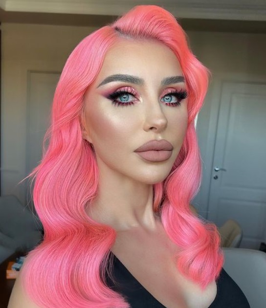 Cum au apărut Anastasia Soare și fiica ei în România. Norvina a atras atenția cu părul roz și cu declarațiile despre mama ei: „Foarte mândră sunt de ea”