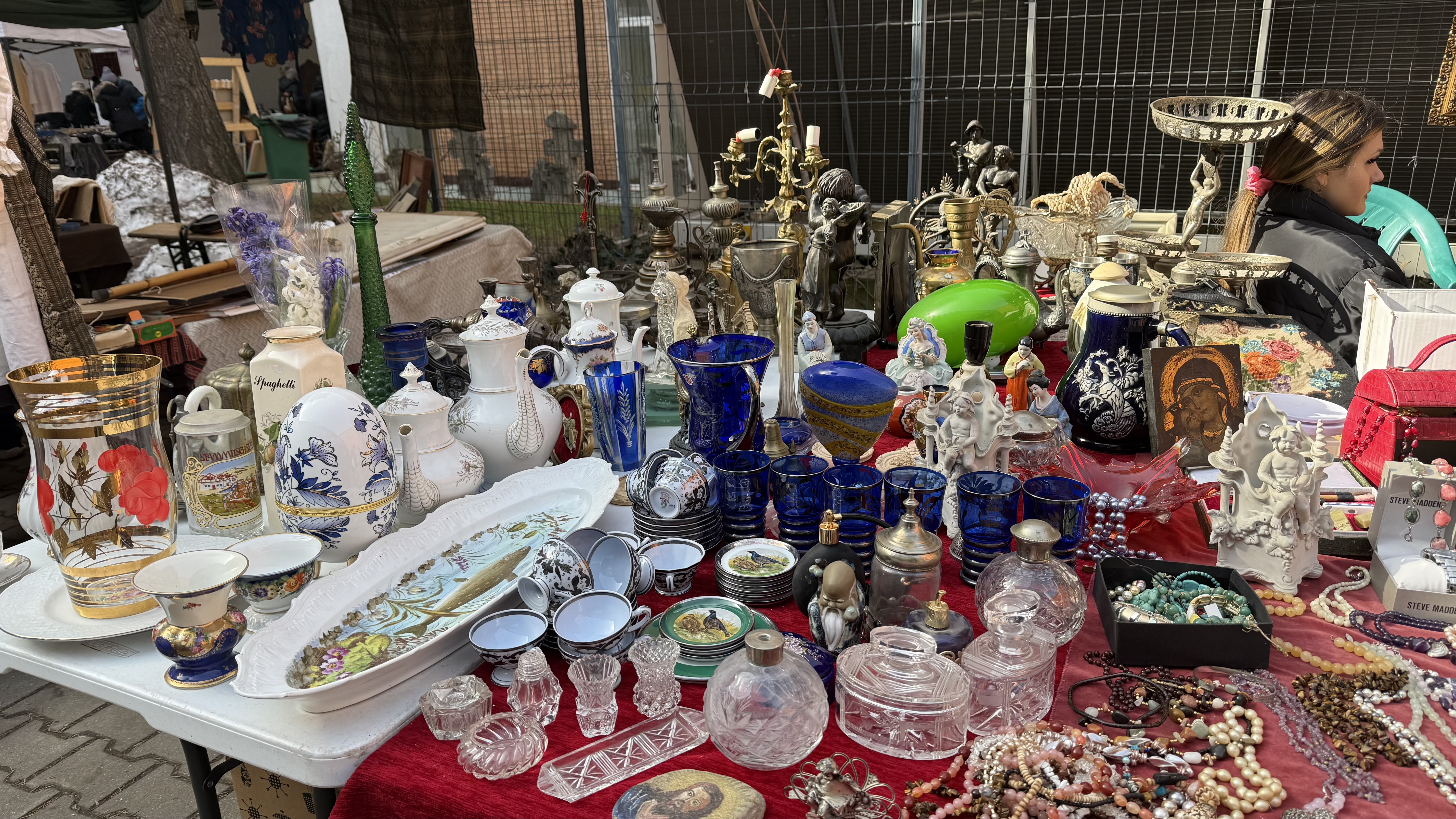 Printre ceaunele cu sarmale și mucenici moldovenești „stropiți” cu miere și nucă: „E atmosfera târgurilor de altădată!”