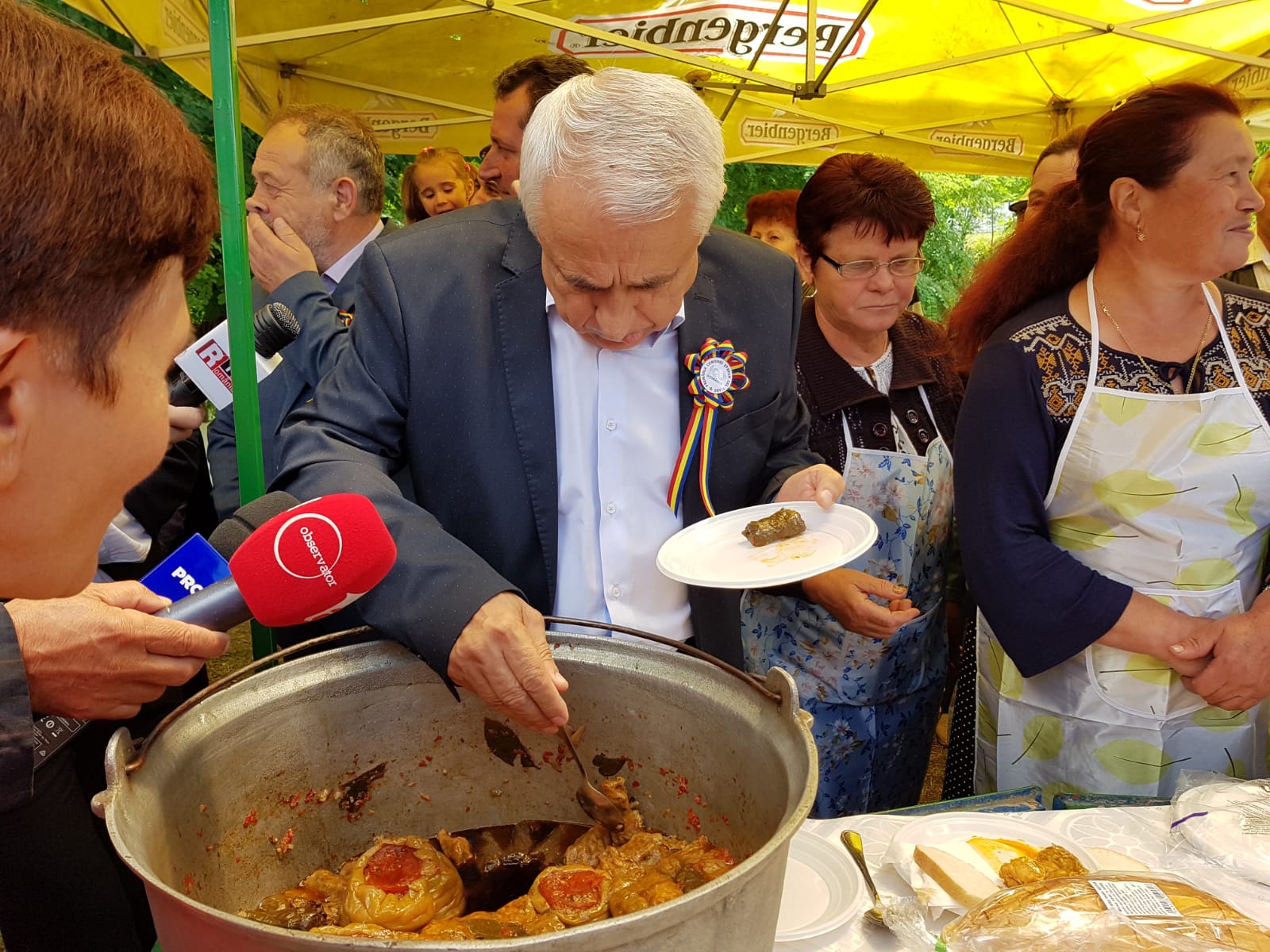 Petre Daea a înfulecat sarmale direct din oală, la ziua unei comune din Vaslui: "Imi era foame cu adevărat. Nu am mâncat de ieri"