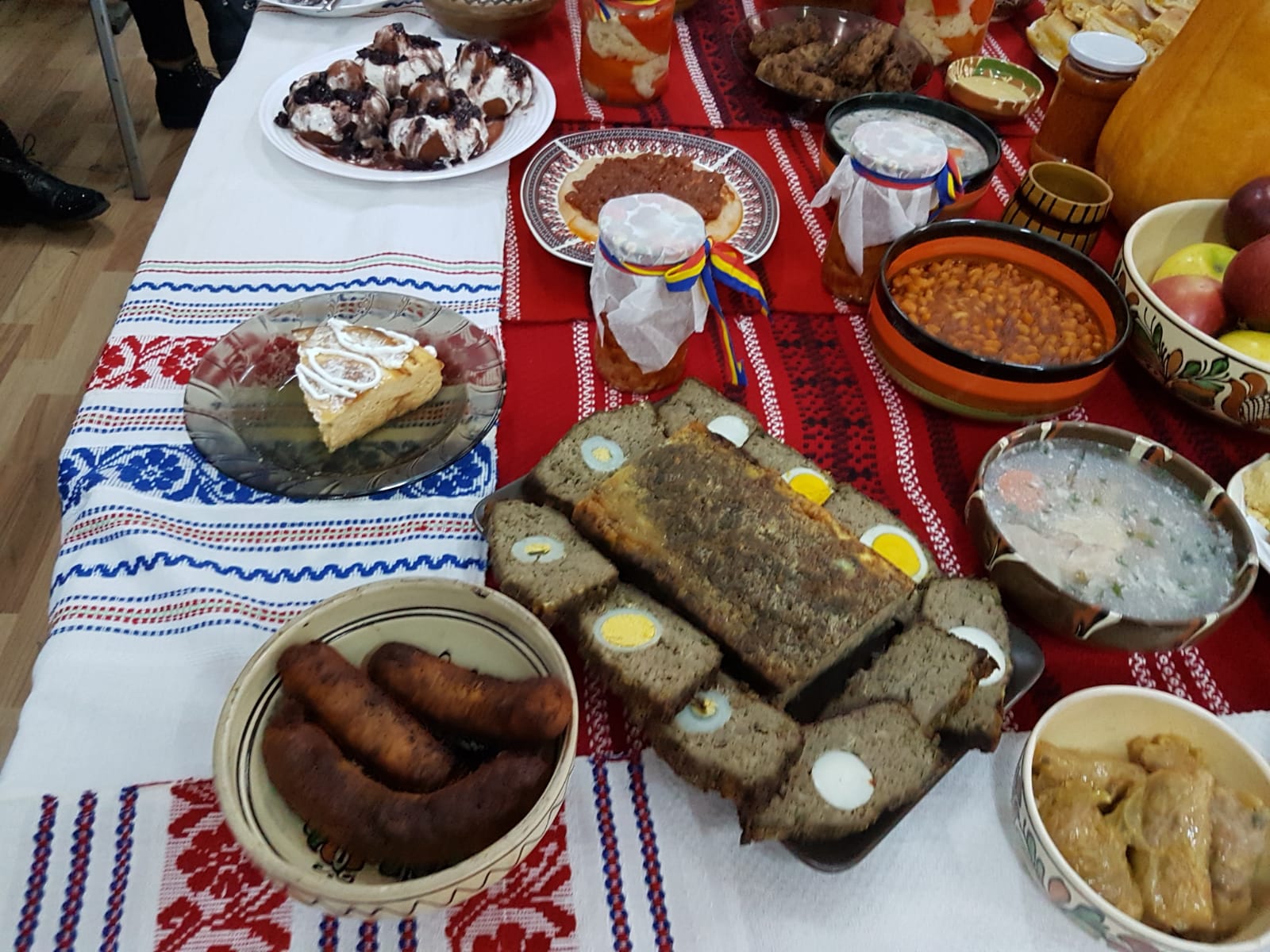 GALERIE FOTO/ Zeci de mii de elevi și cadre didactice din județul Vaslui au îmbrăcat costumele naționale. Mobilizarea a fost fără precedent în istoria județului