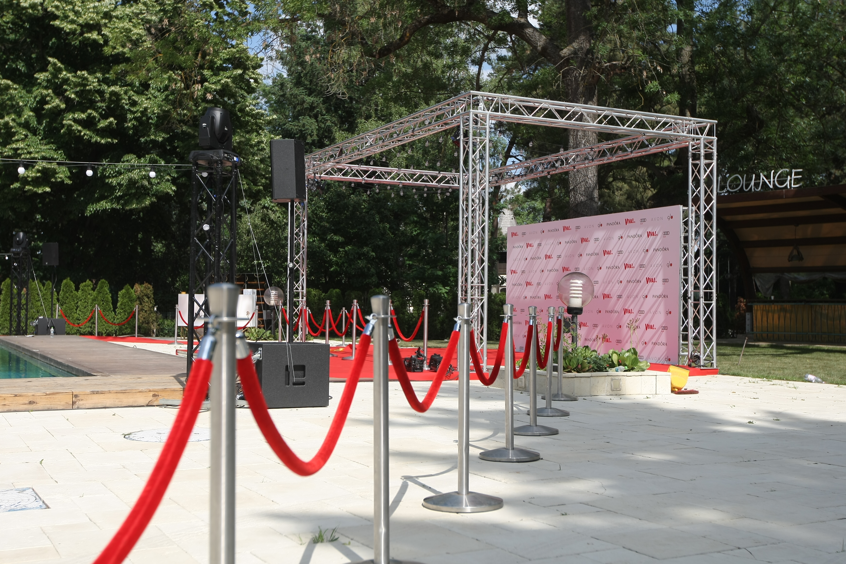 GALERIE FOTO/Pregătirile pentru „VIVA! Party 19 ani” sunt în toi! Ce se întâmplă acum în grădina fabuloasă unde va avea loc petrecerea VIVA 2018