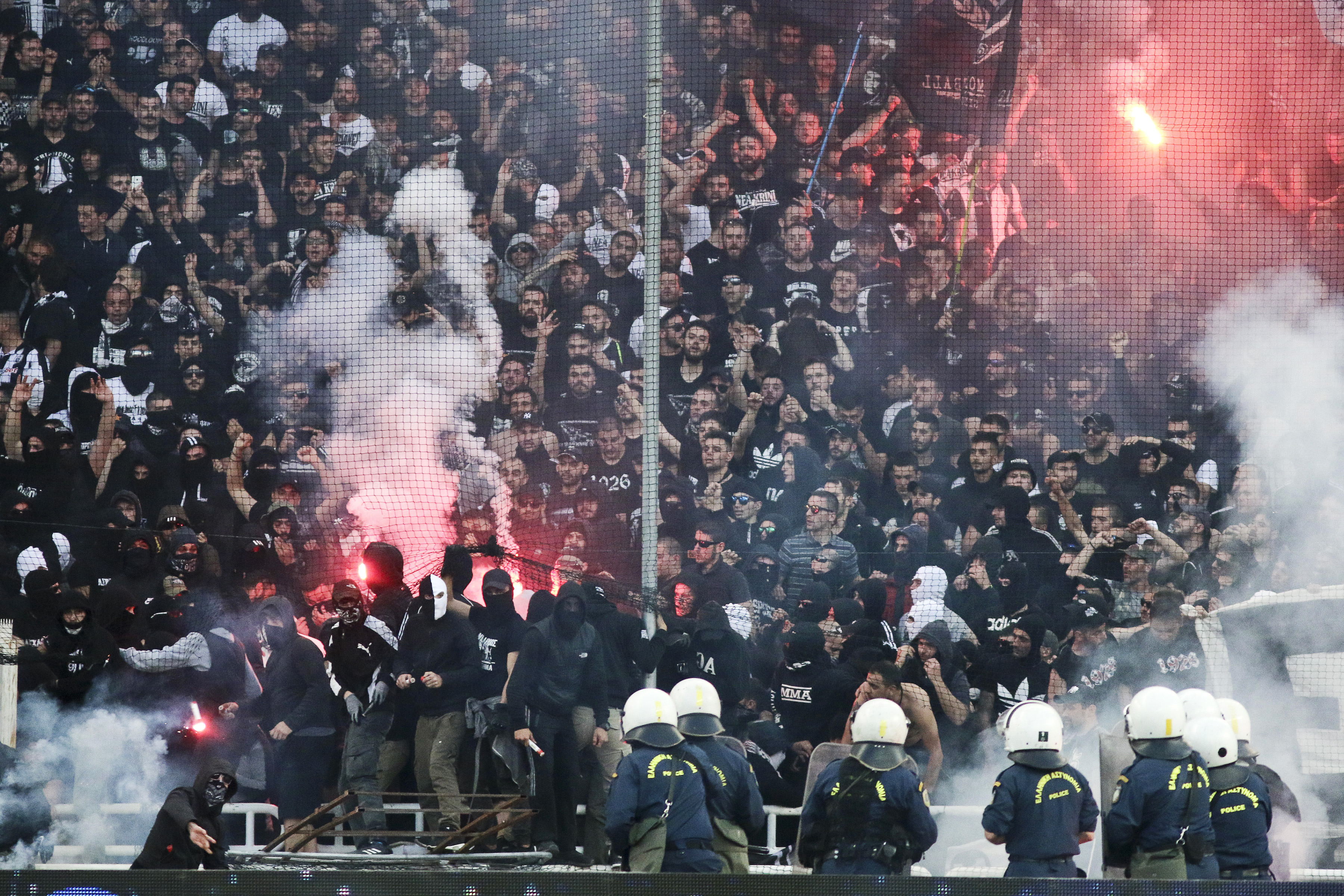 Finala Cupei Greciei, PAOK Salonic - AEK Atena 2-0. Primul trofeu pentru Răzvan Lucescu în Grecia. Mașini incendiate și focuri de armă! | FOTO&VIDEO