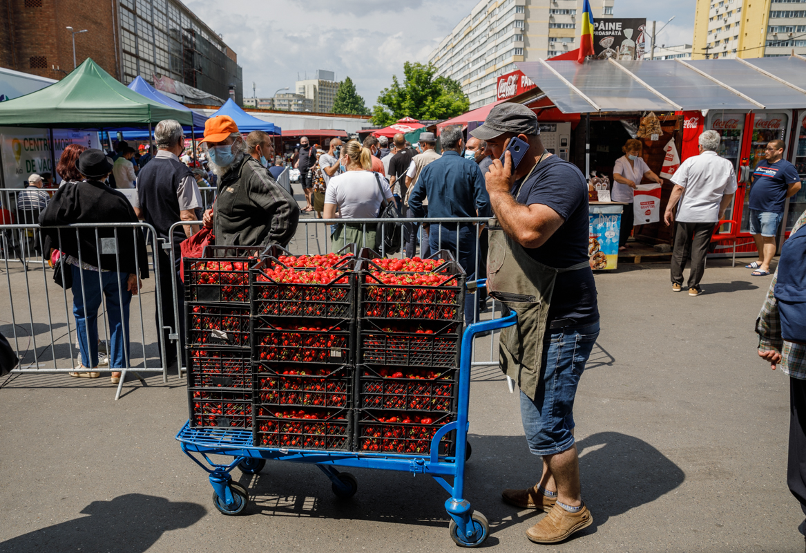 Veni, vidi, Pfizer, micii. Vaccinare cu miros de grătar la piața Obor. „Ai, n-ai voucher, vii să mănânci”