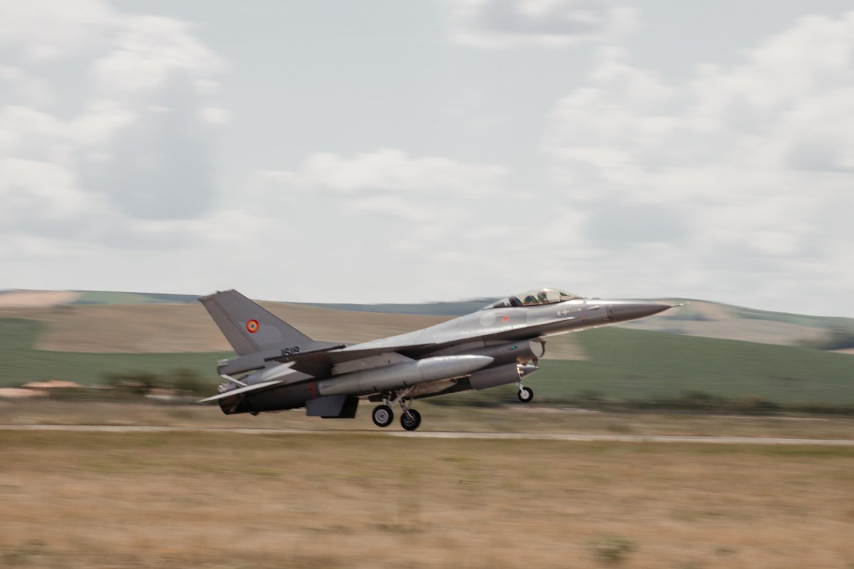 Alte trei avioane F-16 cumpărate din Norvegia au ajuns în România. Cât au costat avioanele care fac tranziția spre F35