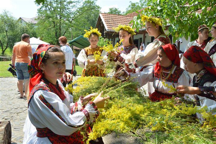 Ziua Universală a Iei | Actorul Toma Cuzin din Las Fierbinți a defilat în cămașă românească în satul lui Brâncuși