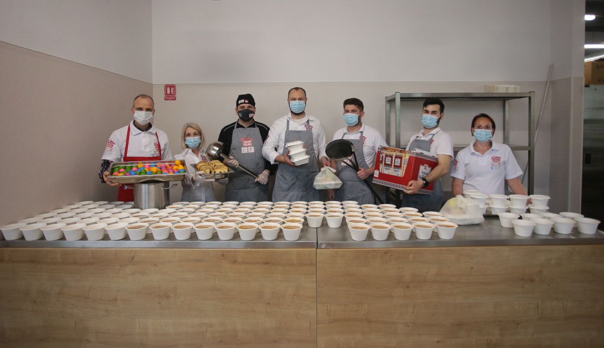 La cea mai mare cantină socială din București, bucătarii au rulat o mie de sarmale pentru Paște. Meniurile de sărbătoare au ajuns la 700 de nevoiași
