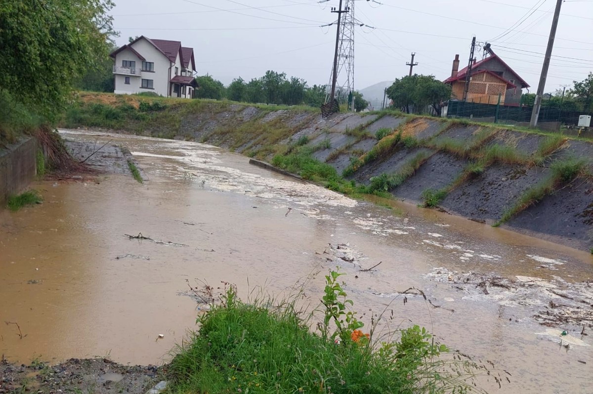O femeie a intrat în stop cardio-respirator după ce a fost luată de viitură în Argeș și a murit la spital