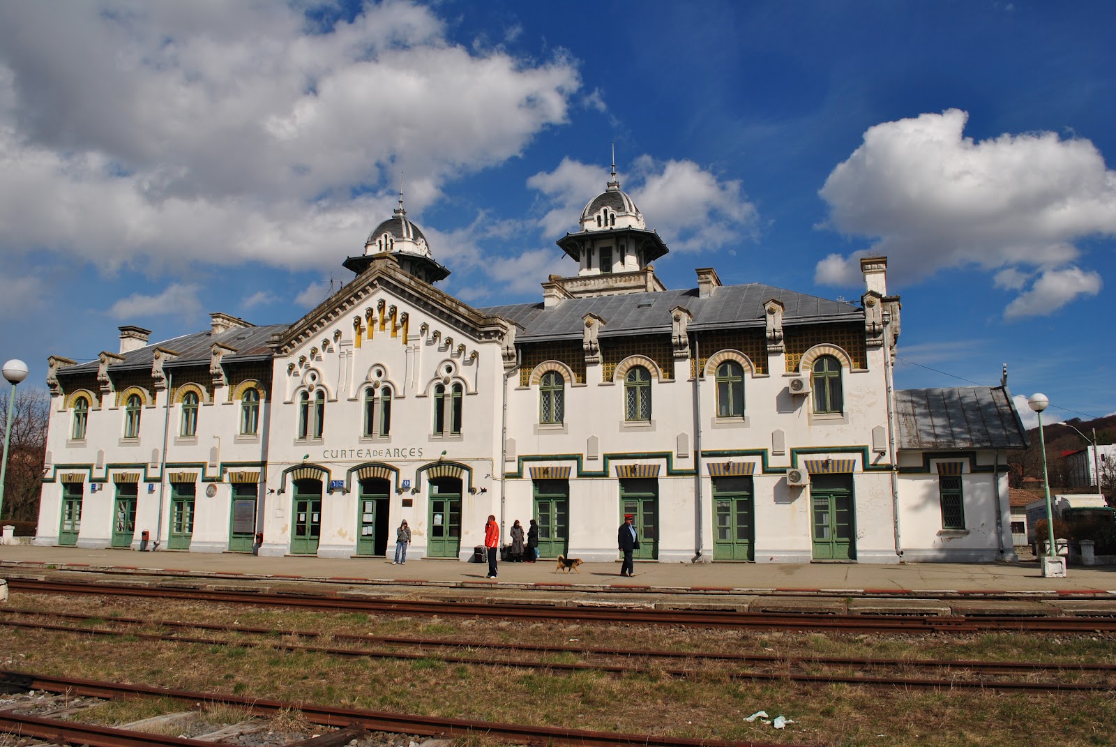 REPORTAJ: Peste 10.000 de oameni, așteptați la Curtea de Argeș să-și plângă suveranul, venit acasă pentru eternitate