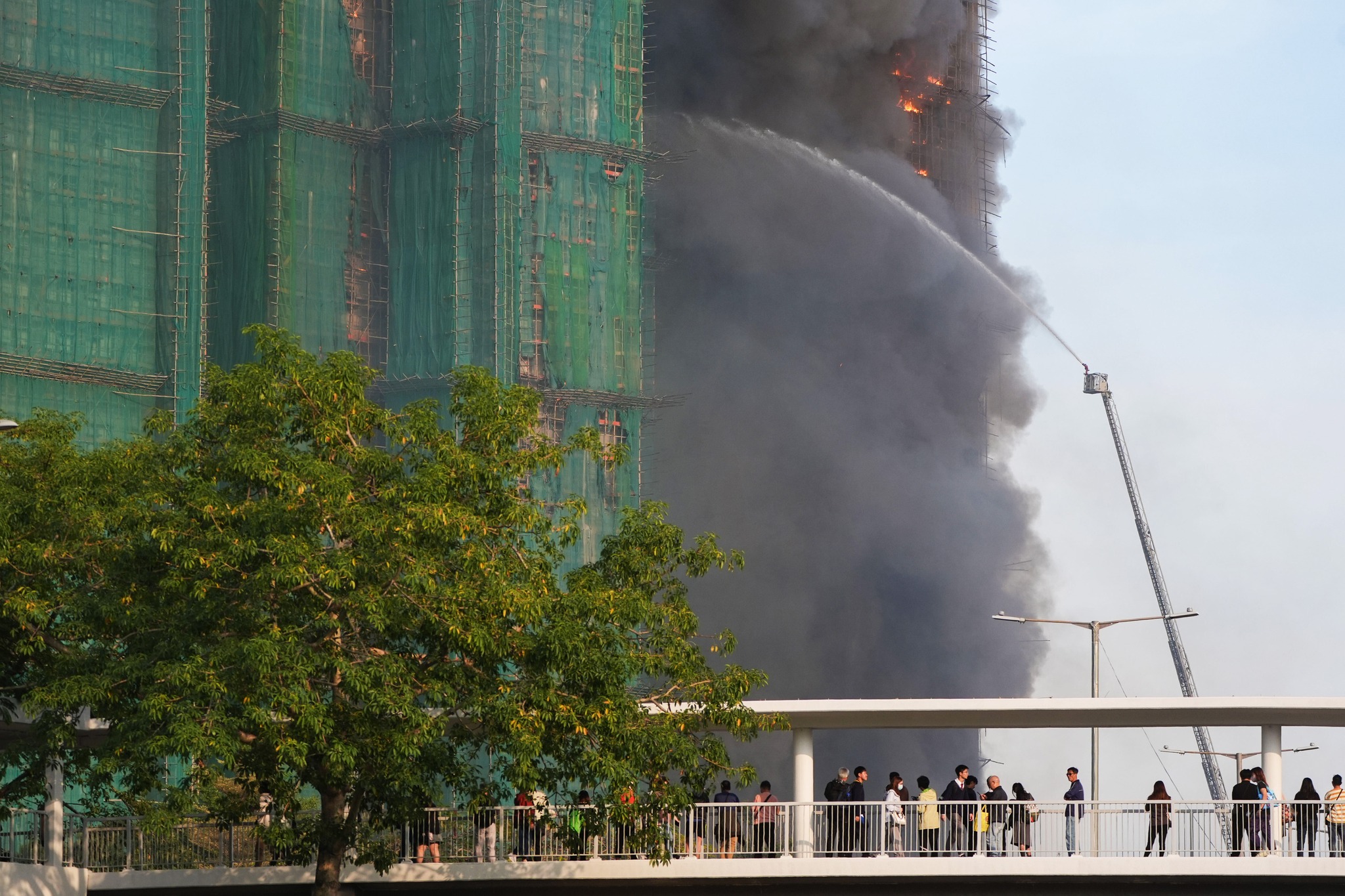 Un incendiu devastator a cuprins un complex de apartamente în Hong Kong. Zeci de oameni au murit, pompierii se luptă cu flăcările