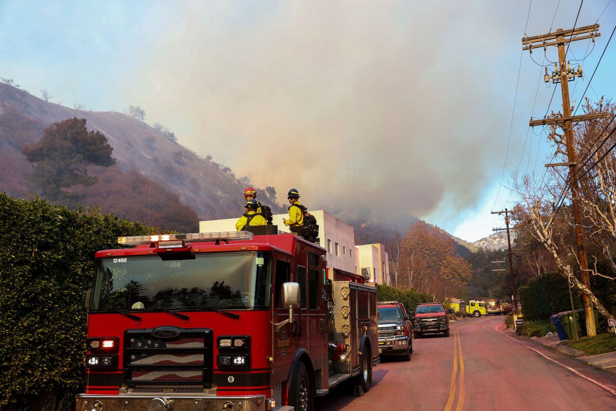 Bilanţul incendiilor de proporții din California a ajuns la 24 de morţi. Vântul violent amenință să întețească focul