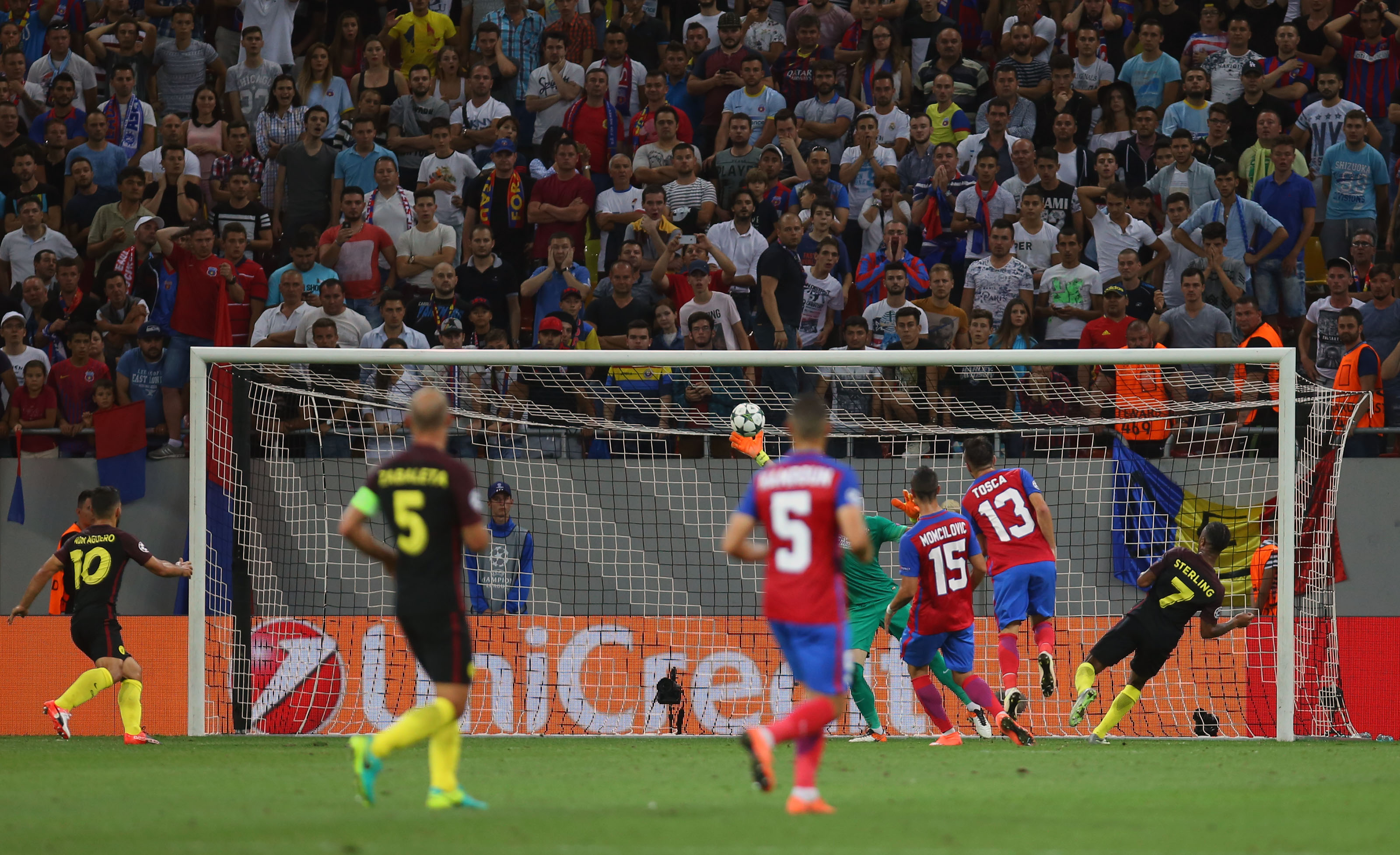 Steaua  - Manchester City 0-5. Liga Campionilor, play-off, prima manșă. Steaua, batjocorită de ”cetățeni” și de dinamoviști! / LIVE BLOG