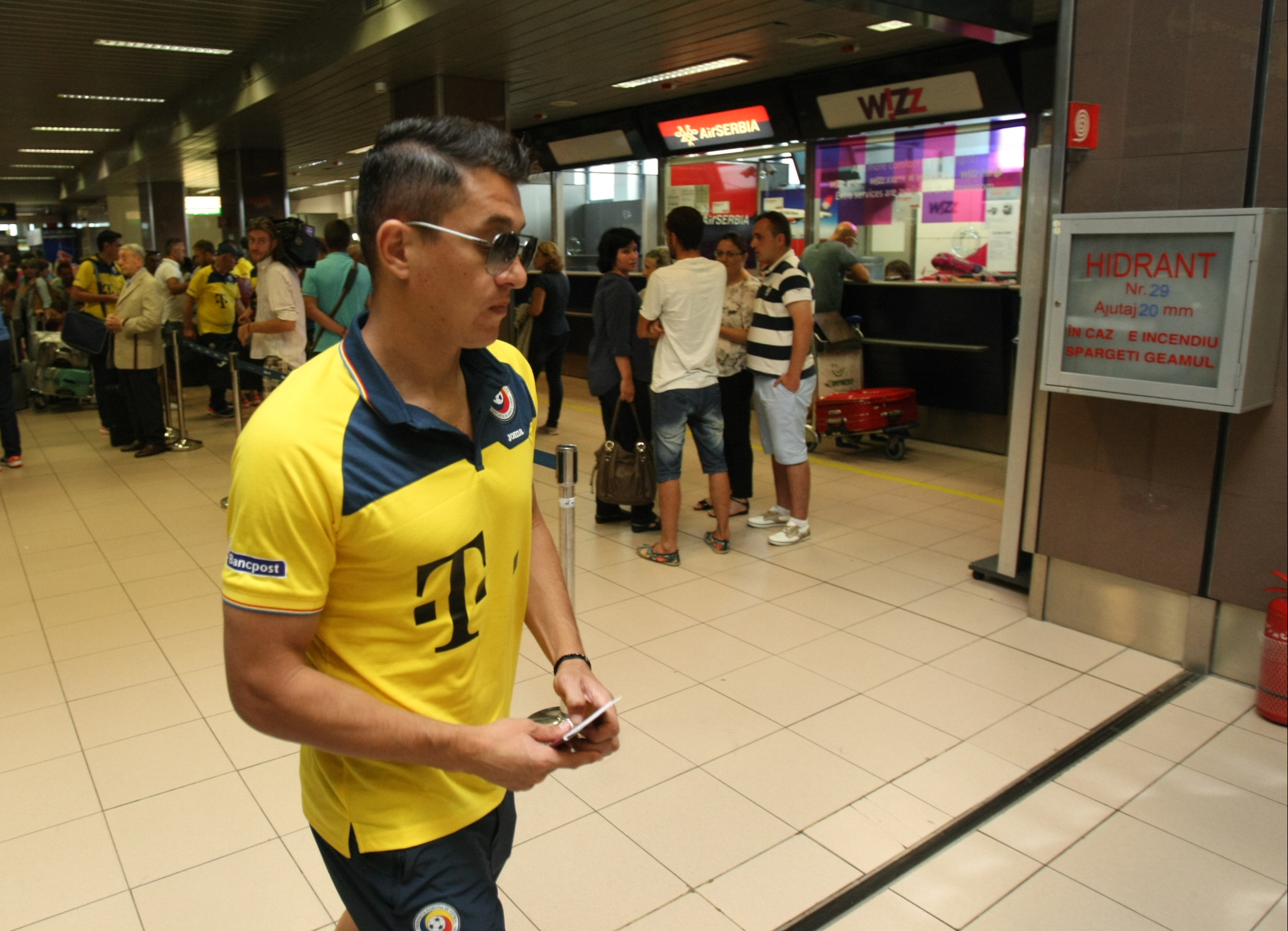 PRELIMINARIILE EURO 2016, UNGARIA - ROMÂNIA (vineri, ora 21.45, TVR 1) / Selecționerul Anghel Iordănescu a renunțat la supersitiții și ^a lăsat femei în avionul care i-a transportat pe tricolori la Budapesta, pentru mare meci cu rivalii istorici / GALERIE FOTO