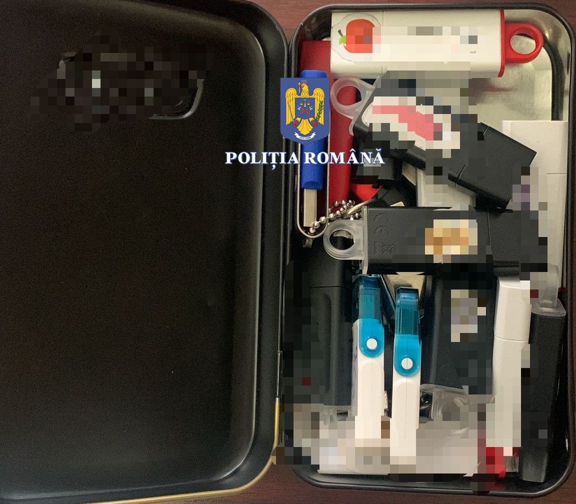 Valută din 8 țări și zeci de tablouri, găsite în urma perchezițiilor în dosarul „stimulatoarelor cardiace de la decedați”. Despre ce sume e vorba