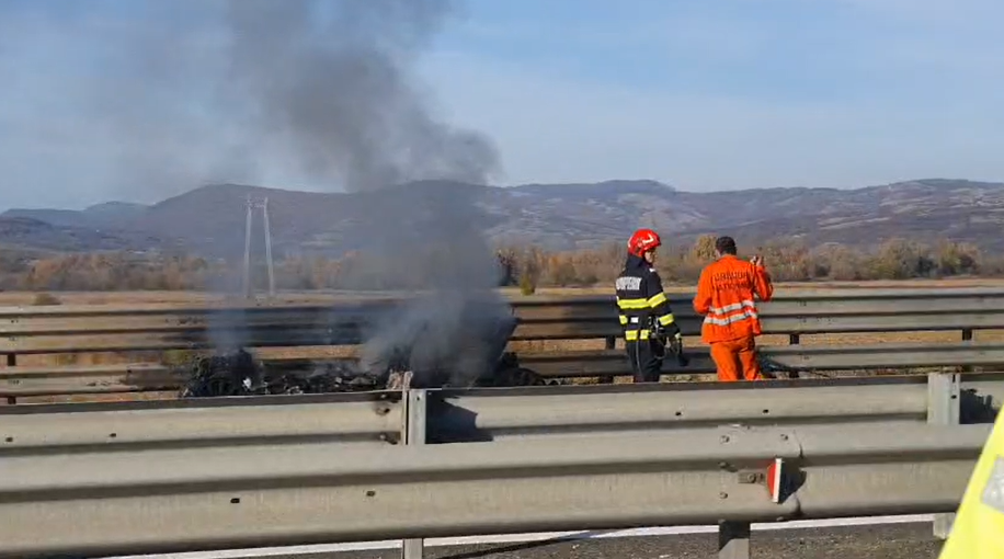 O mașină a ars complet pe A1, în dreptul localității Orăștie, iar două mașini s-au ciocnit pe sensul opus
