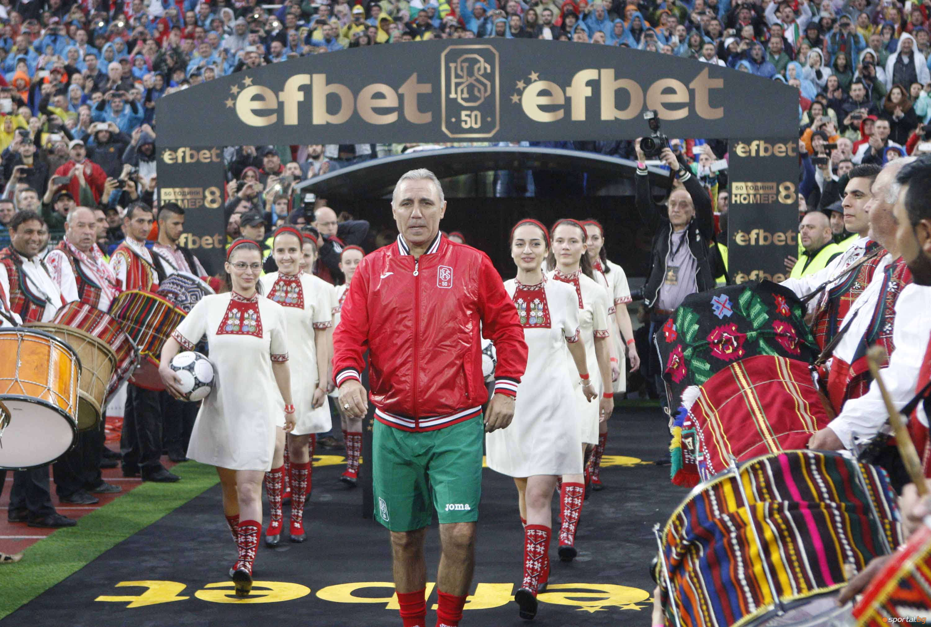 Spectacol la aniversarea lui Stoichkov. 40.000 de oameni au urmărit meciul demonstrativ. Hagi, Popescu ori Craioveanu au fost acolo | FOTO&VIDEO