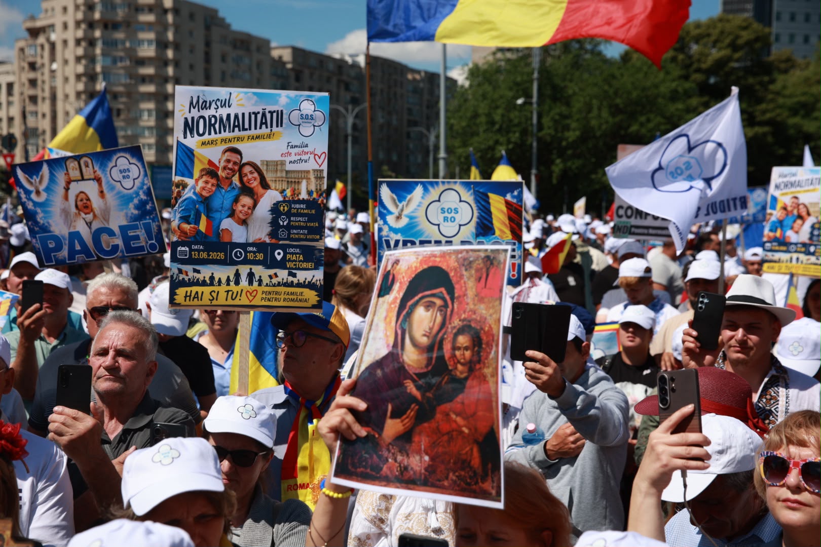 „Marșul Normalității”, condus de Diana Șoșoacă, a adunat câteva sute de oameni: scandări împotriva minorităților și a lui Ilie Bolojan