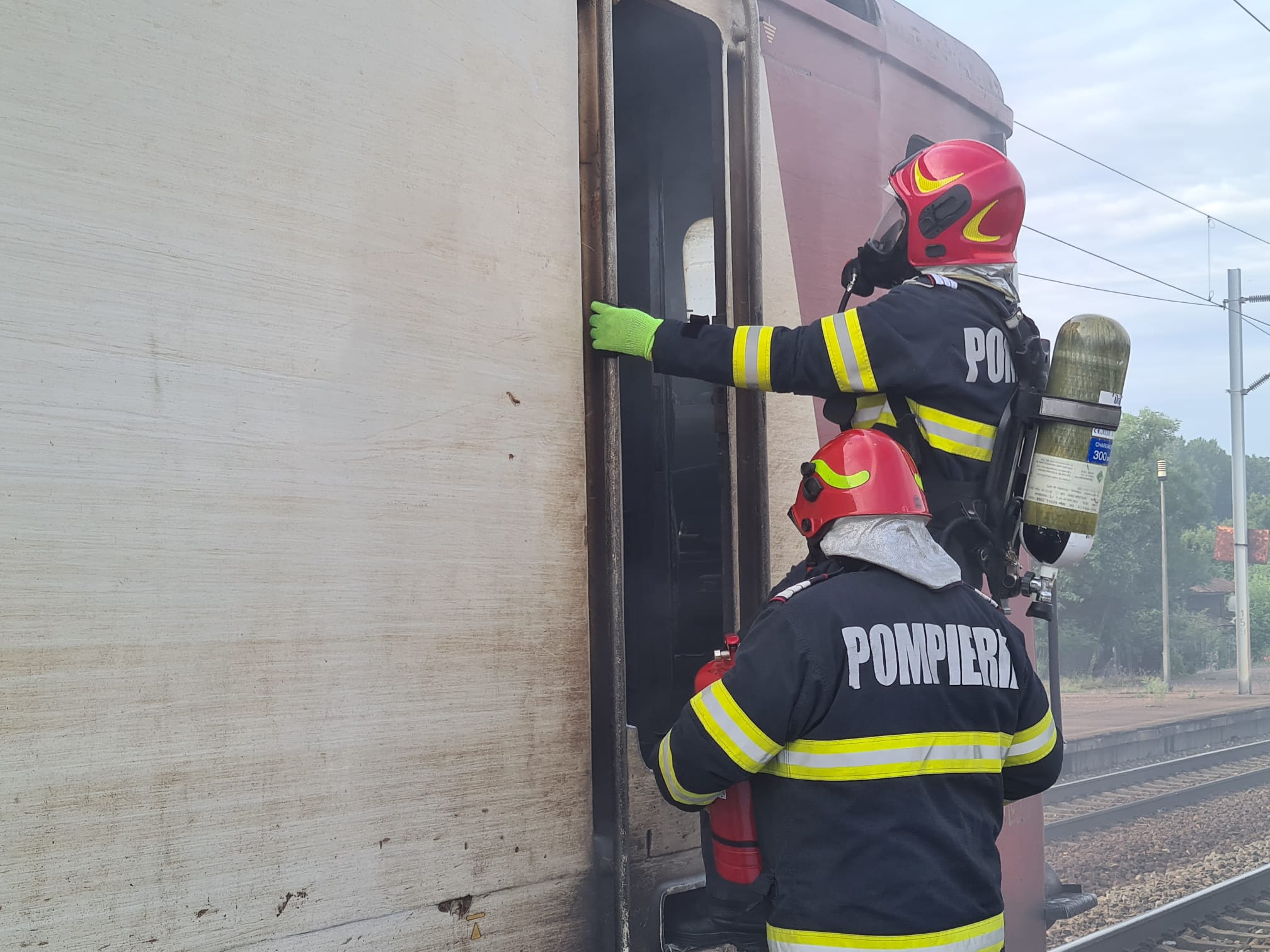 Locomotiva unui tren de călători a luat foc în județul Prahova, pe ruta Brașov - București Nord. Pasagerii s-au autoevacuat