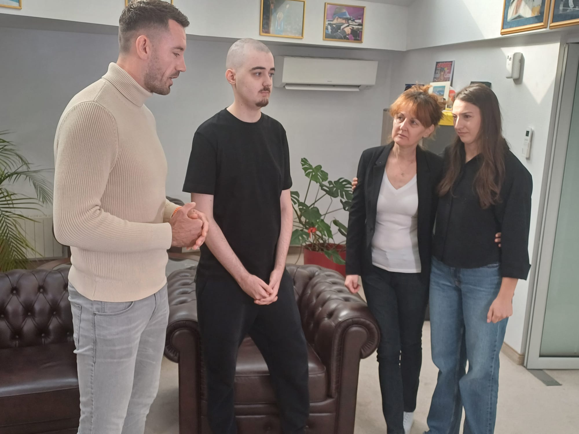 Multipla campioană Elisabeta Lipă și canotori medaliați olimpici în Franța s-au alăturat campaniei umanitare inițiate de Fundația Ringier. Bolnav de cancer, Alex are nevoie de 250.000 de euro pentru imunoterapie în Turcia