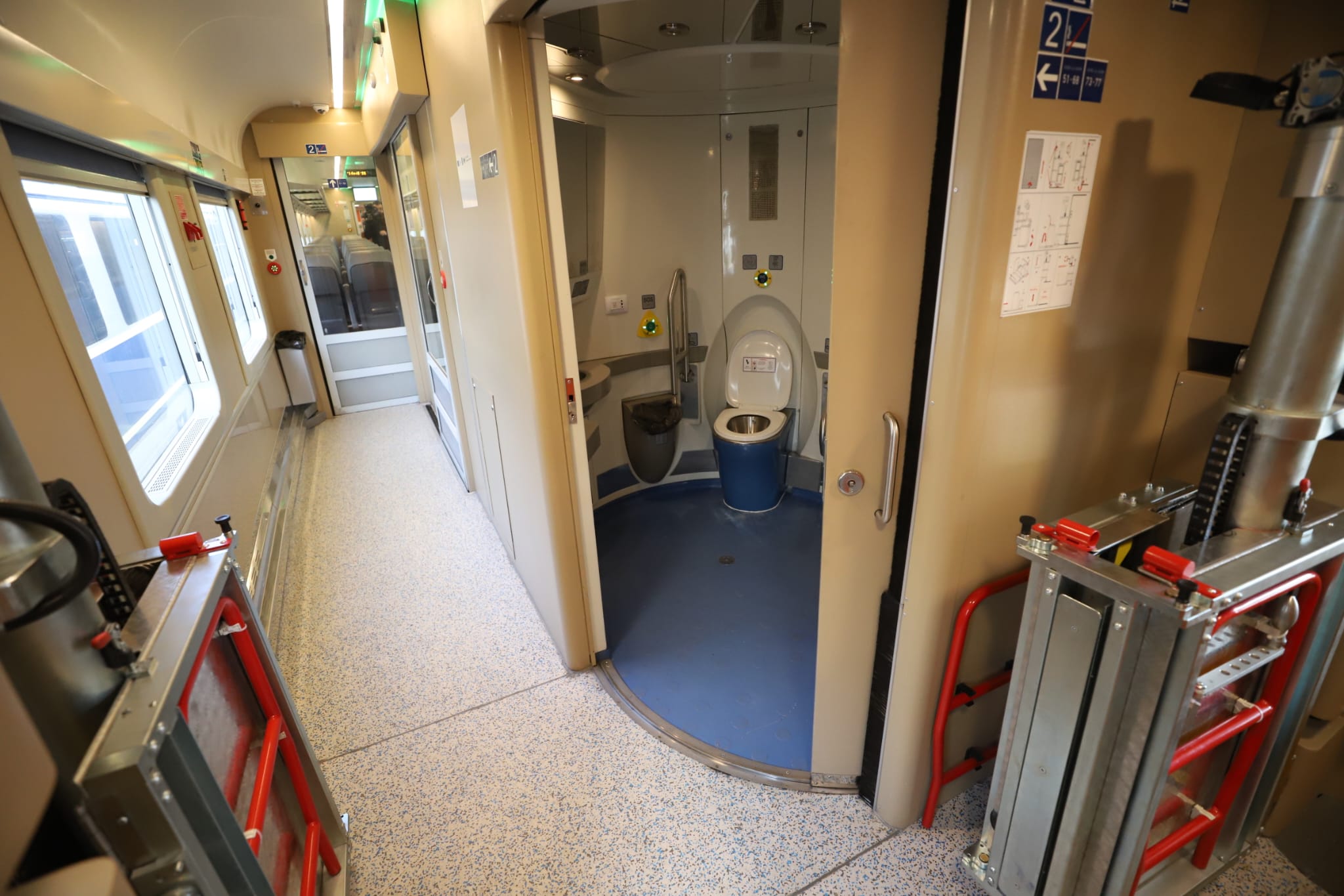 Viteză, confort și lift pentru persoane cu dizabilități. Primul tren modernizat complet circulă de astăzi pe ruta București-Constanța