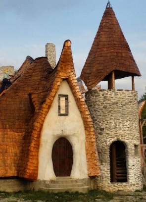 Castelul desprins parcă din basme îi fascinează pe străinii ce vizitează Transilvania GALERIE FOTO