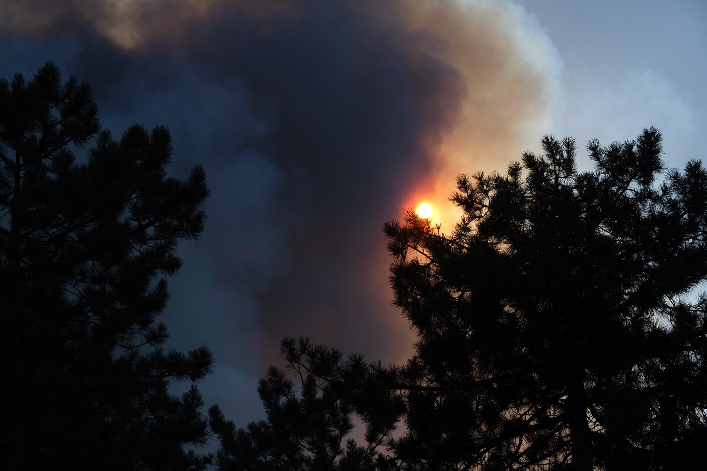 Tornadă de foc în Turcia, "diavolul de foc" e rezultatul caniculei și vântului puternic și fierbinte. 13 persoane au murit, drumuri blocate și oameni evacuați | VIDEO