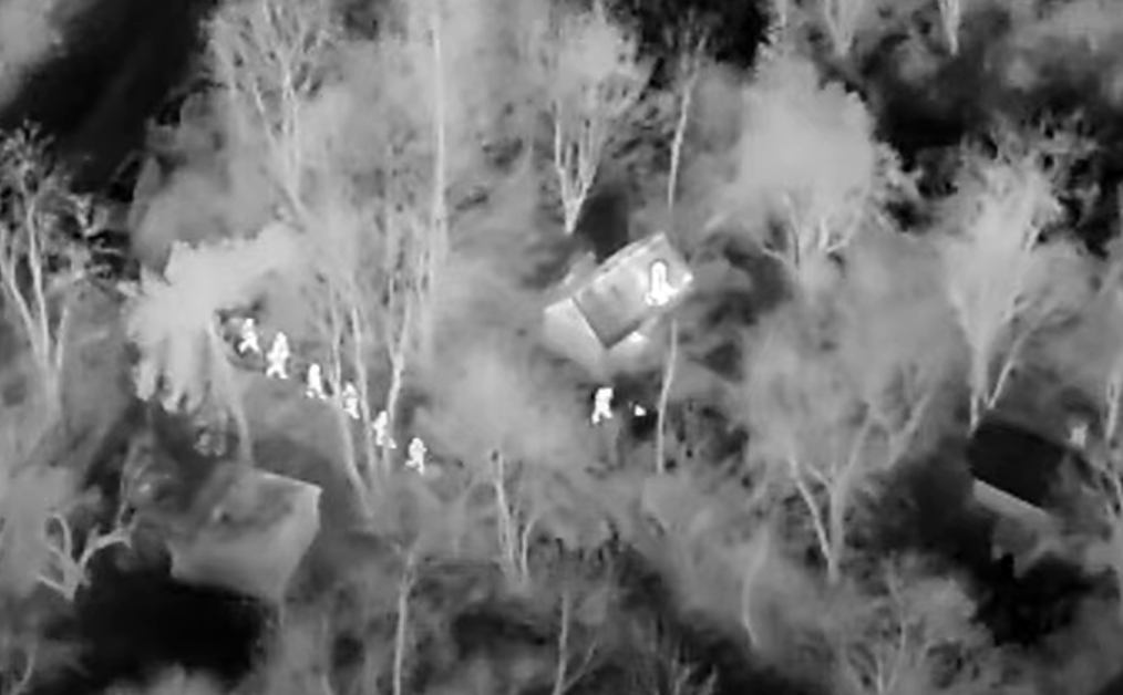 Toplistás bűnözőre csaptak le a tatabányai rendőrök, az akcióról hőkamerás drónfelvétel is készült