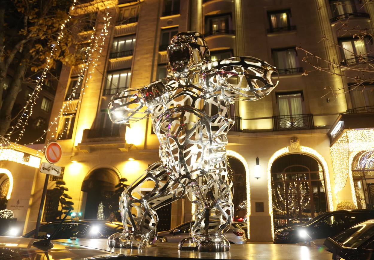 Expoziție de sculpturi gigantice în centrul Parisului, pe Champs-Elysees