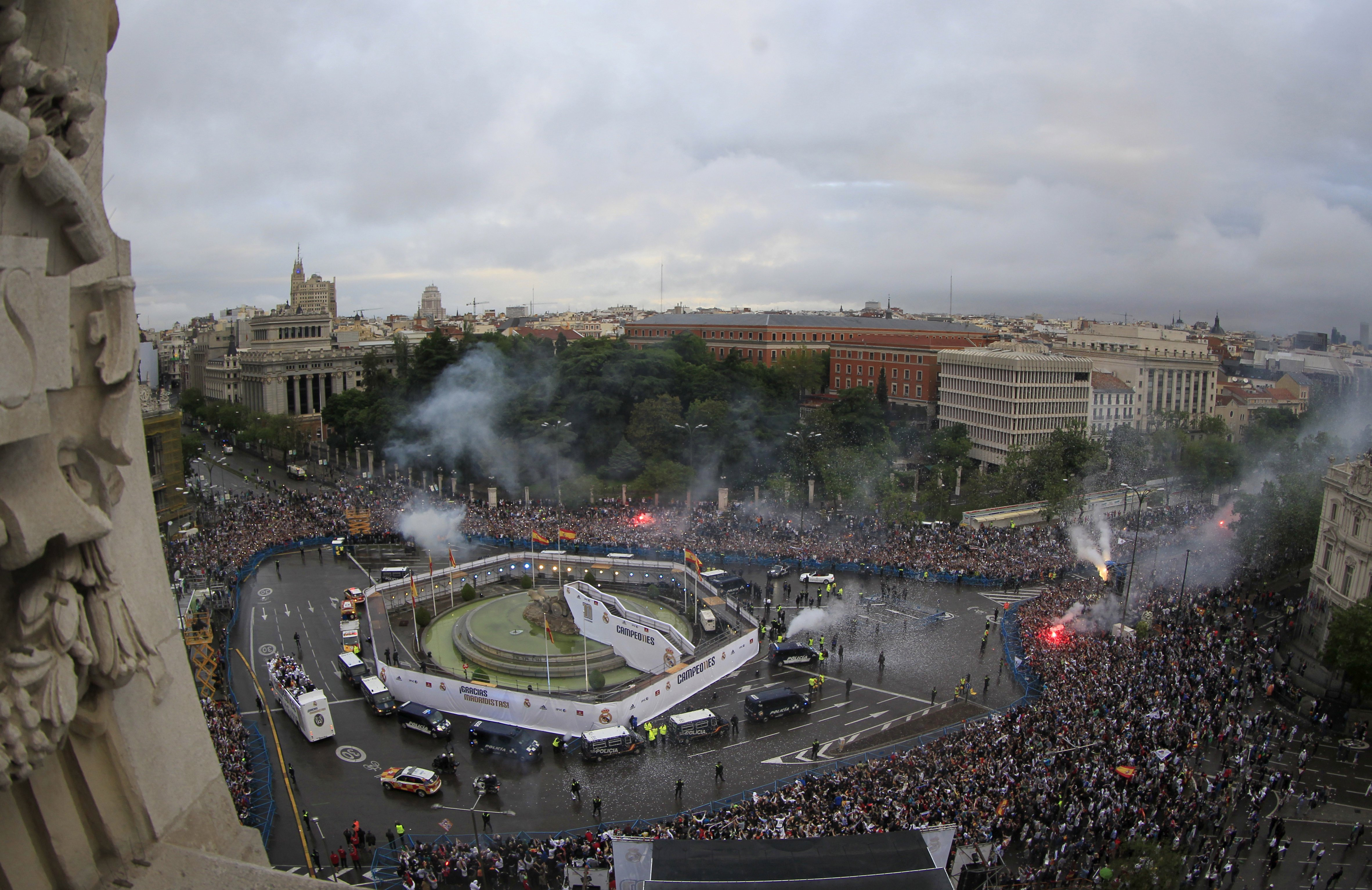 30.000 de oameni i-au așteptat o noapte întreagă pe campionii de la Real în Piața Cibeles| GALERIE FOTO&VIDEO