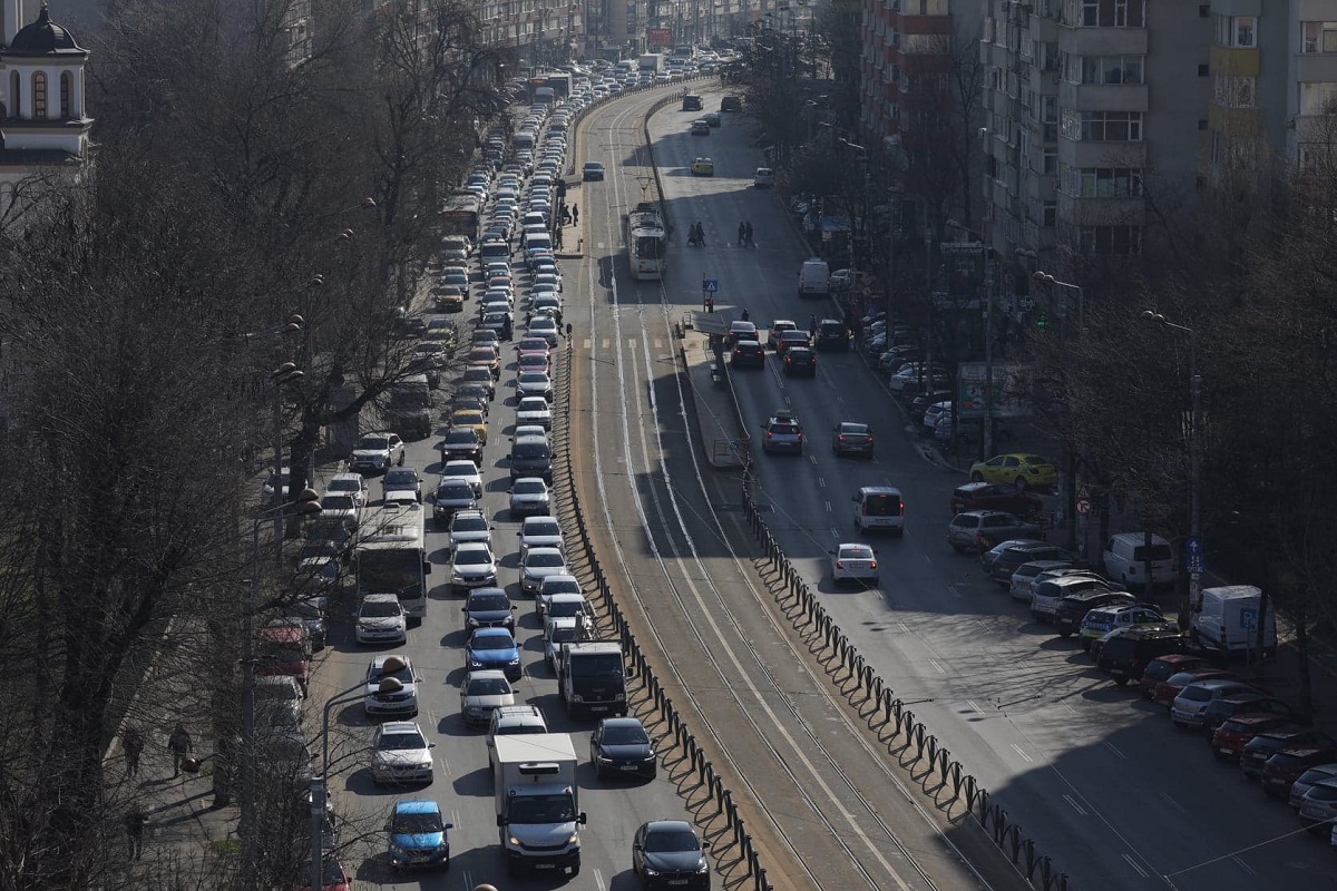 Imagini din Bucureștiul fără metrou. Mii de oameni s-au înghesuit în tramvaie, autobuze și troleibuze, traficul a fost infernal în Capitală