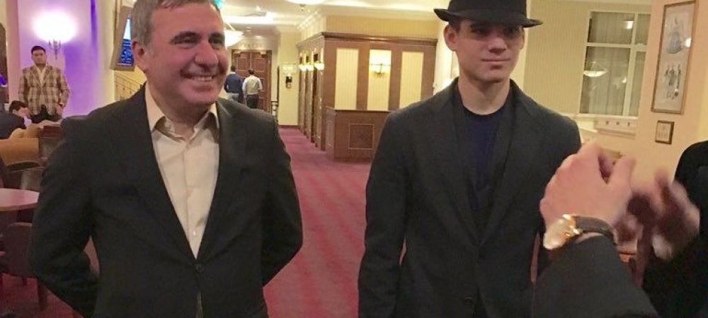 Varianta ”Ianis Hagi, la Euro 2016” prinde viață. La o gală în care a fost premiat, ^puștiul a stat la masă cu pălăria pe cap! GALERIE FOTO